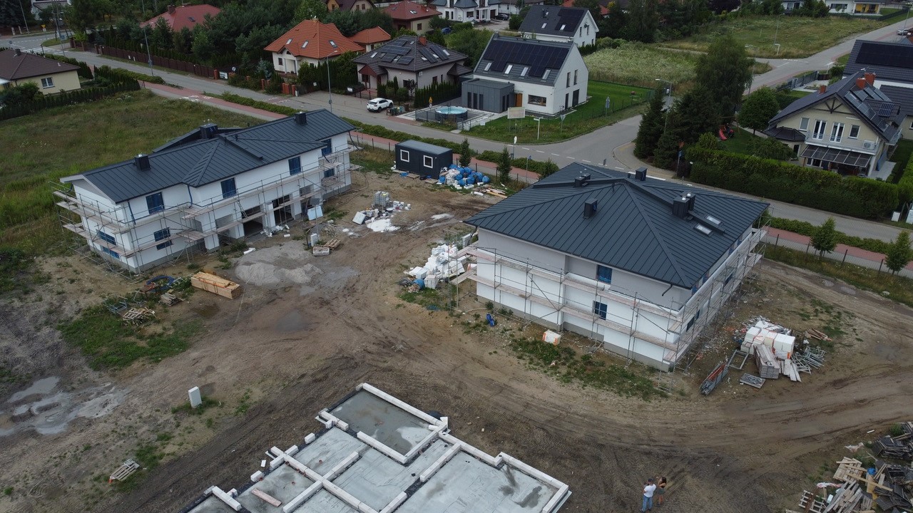 Nowoczesne bliźniaki w Tarnowie Podgórnym – spójność, która robi efekt